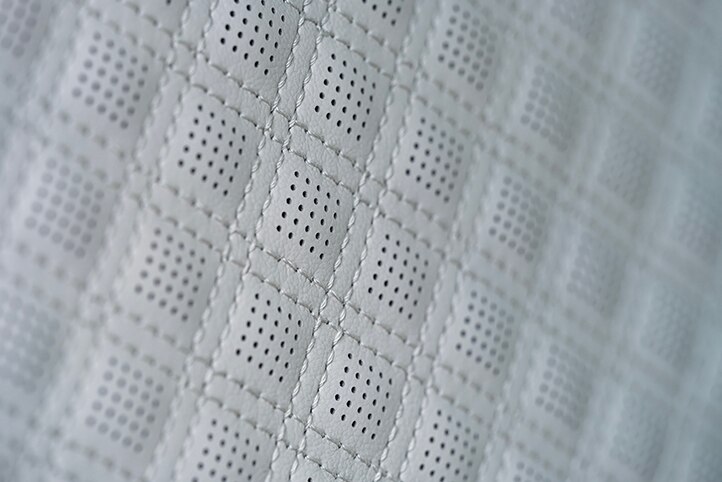 Detalles de piel premium al interior de tu GMC Acadia 2026, SUV de 3 filas